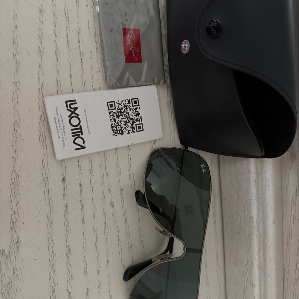 Ray-Ban Green Lens Sunglasses with Black Case